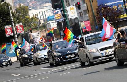 Parada ponosa u Sarajevu: U autima su se vozili zbog korone