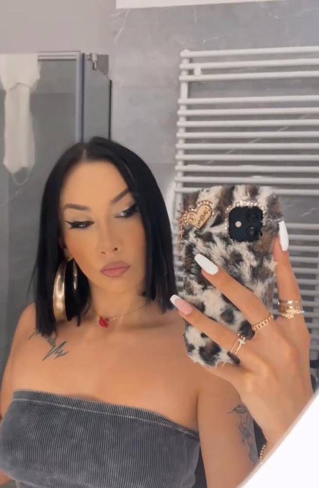 Twerkerica Sarah prošetala na špici novu frizuru: Crna, plava, kratka, duga... Sve je isprobala