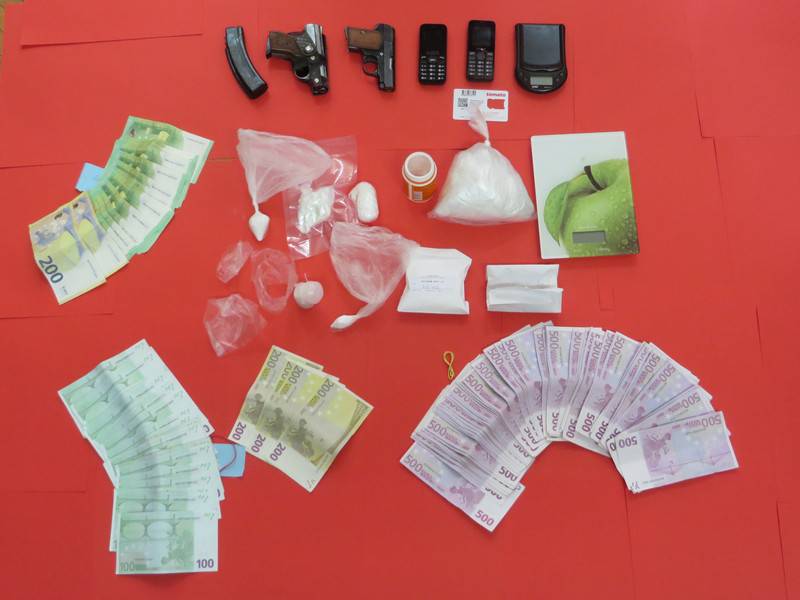 'Pao' diler u Zadru: Imao 60 gr. kokaina, 39.500 eura, pištolje...