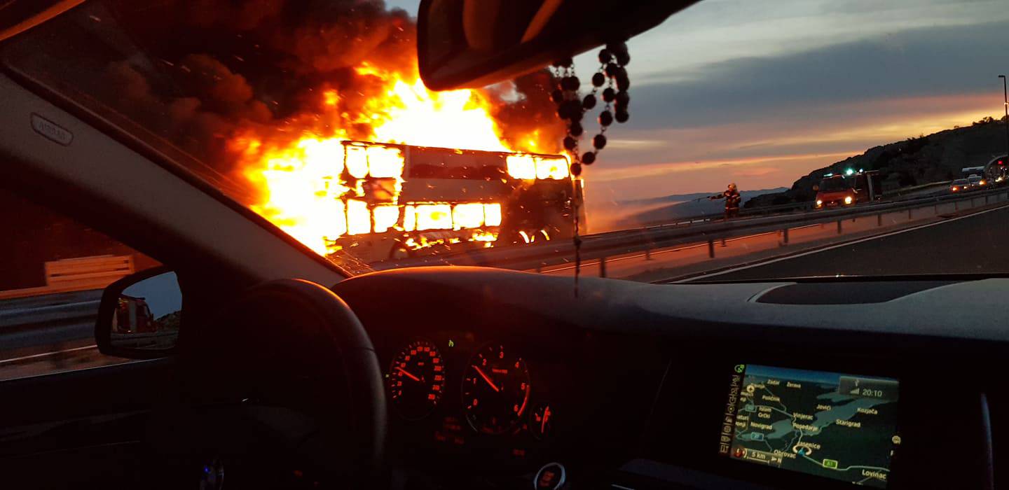 Gorio autobus na autocesti A1: 'Bilo je strašno, eksplodiralo je'