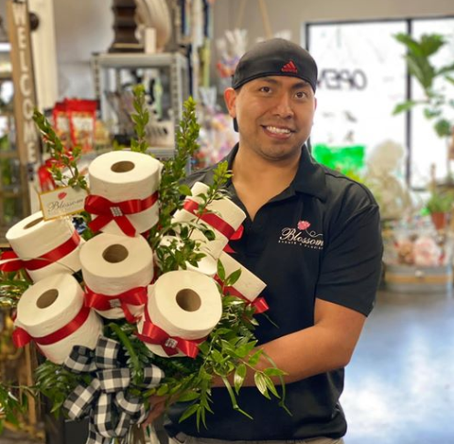 Iz šale počeo prodavati bukete od WC papira: I ljudi ih kupuju!