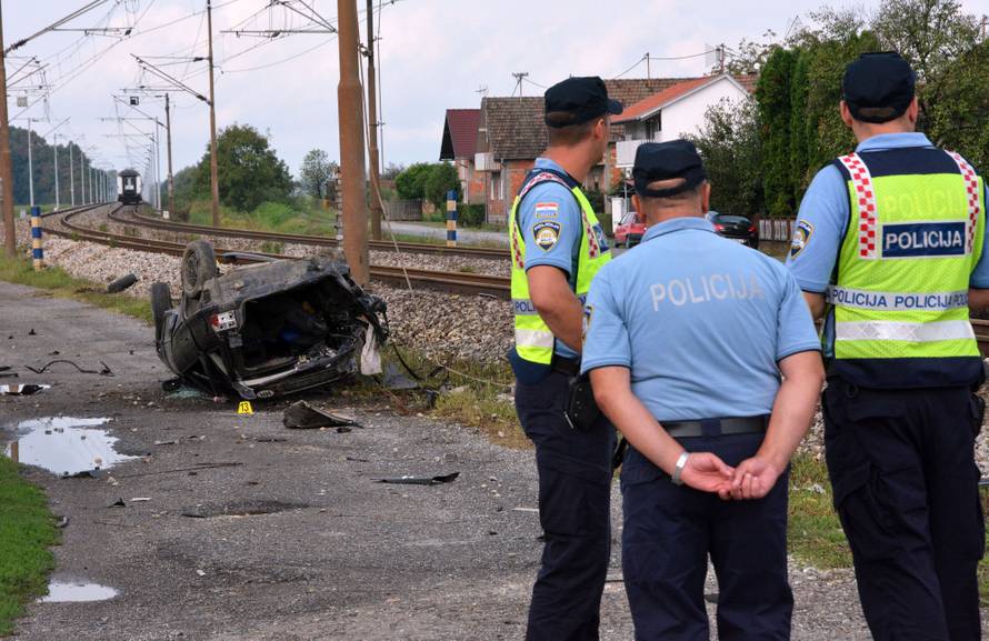 Donji Andrijevci: Jedna osoba smrtno stradala u naletu vlaka na automobil
