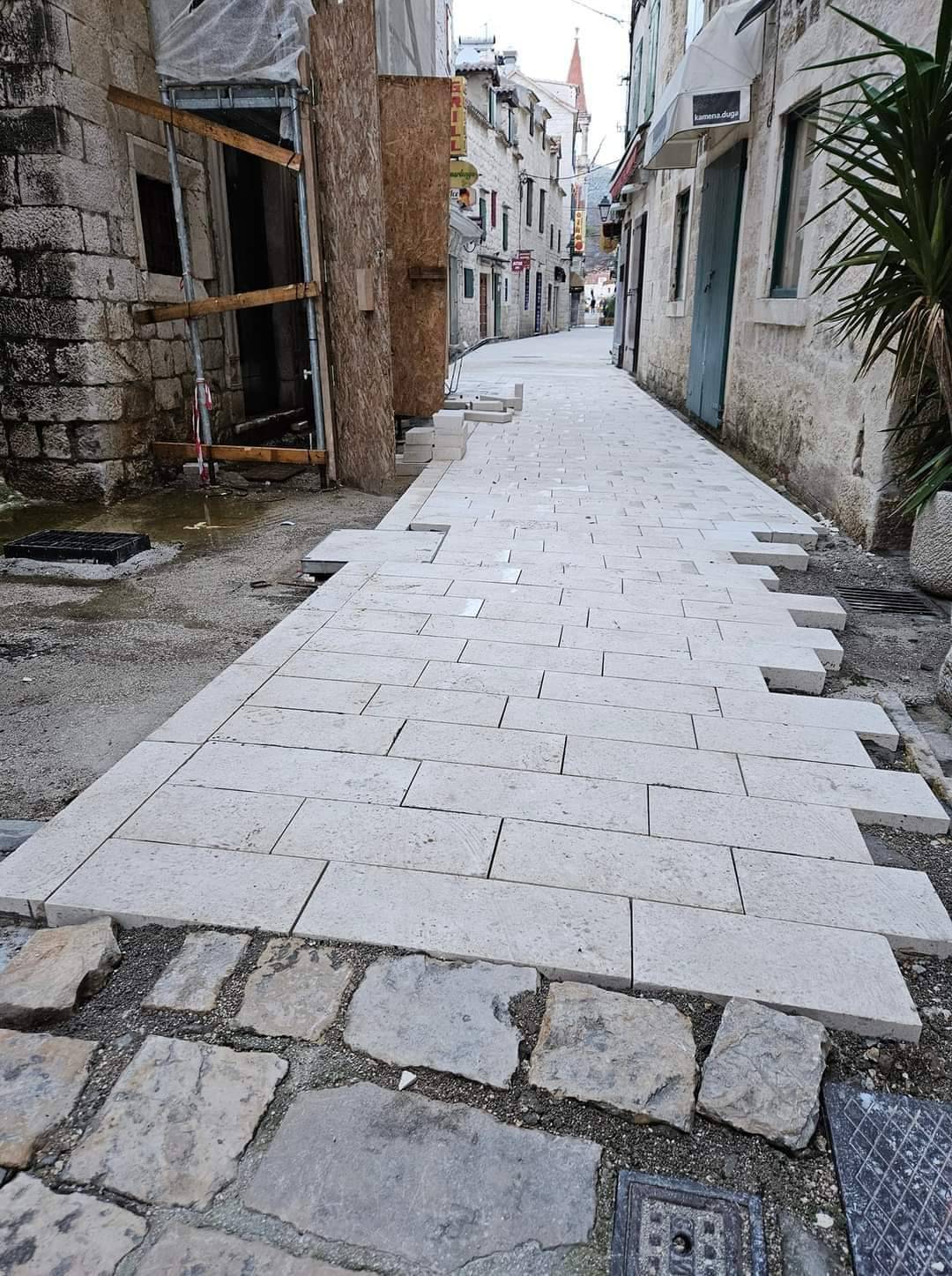 Grad Trogir: 'UNESCO zna za popločavanje gradskih ulica!' UNESCO: 'Nismo obaviješteni!'
