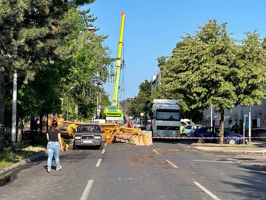 EKSKLUZIVNO Trenutak u kojem spašavaju radnika iz krana. Pao je s 20 metara i čudom preživio!