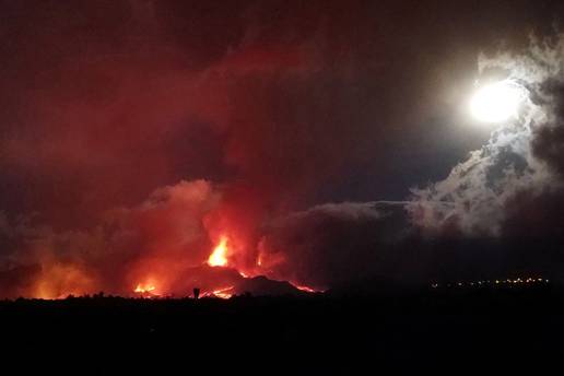 Vulkan na Kanarima još prijeti: Izbacuje lavu, morali evakuirati još ljudi, strahuju od eksplozija