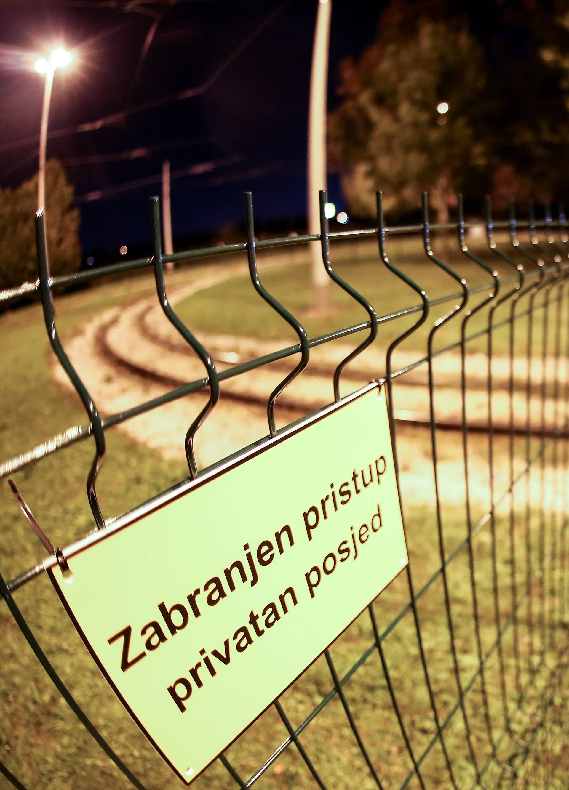 Zagreb: Obitelj postavila ogradu preko tramvajske pruge na okretiÅ¡tu u PreÄkom
