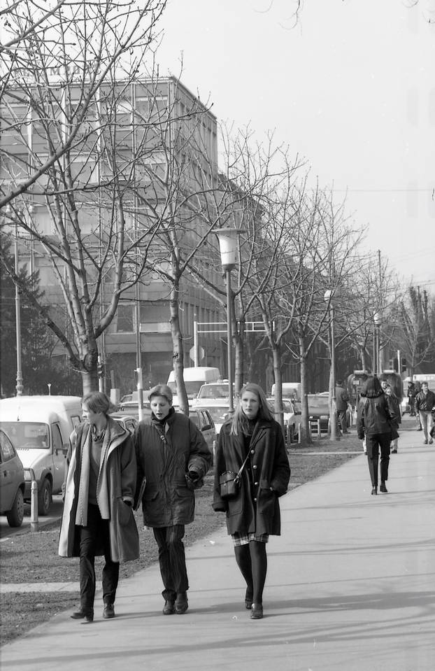 Zagreb: Mladi iskoristili lijep i sunčan dan za šetnju gradskim ulicama