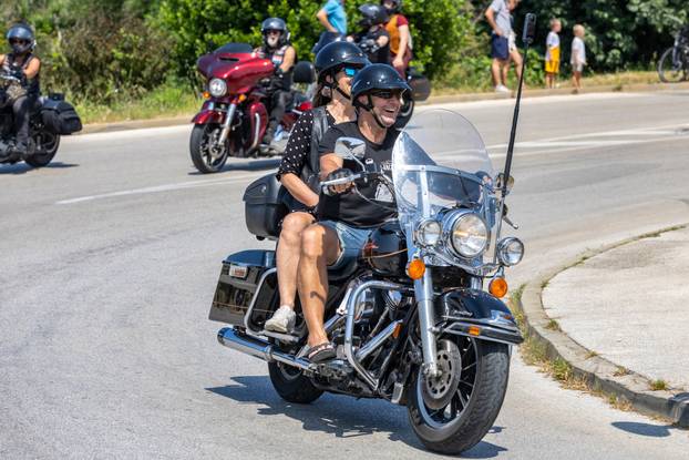 Nekoliko tisuća vlasnika Harley Davidsona prolazi kroz Pulu u defileu