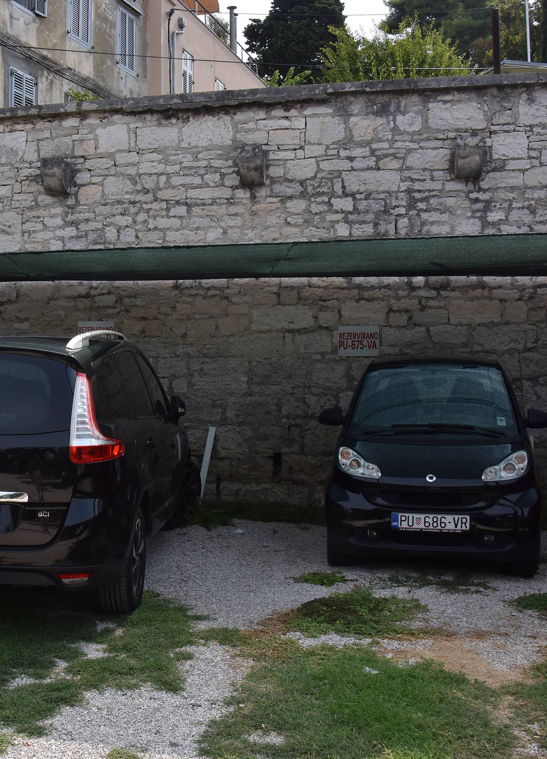 Franjevci u Puli imaju biznis: Parking plaćate - milodarom