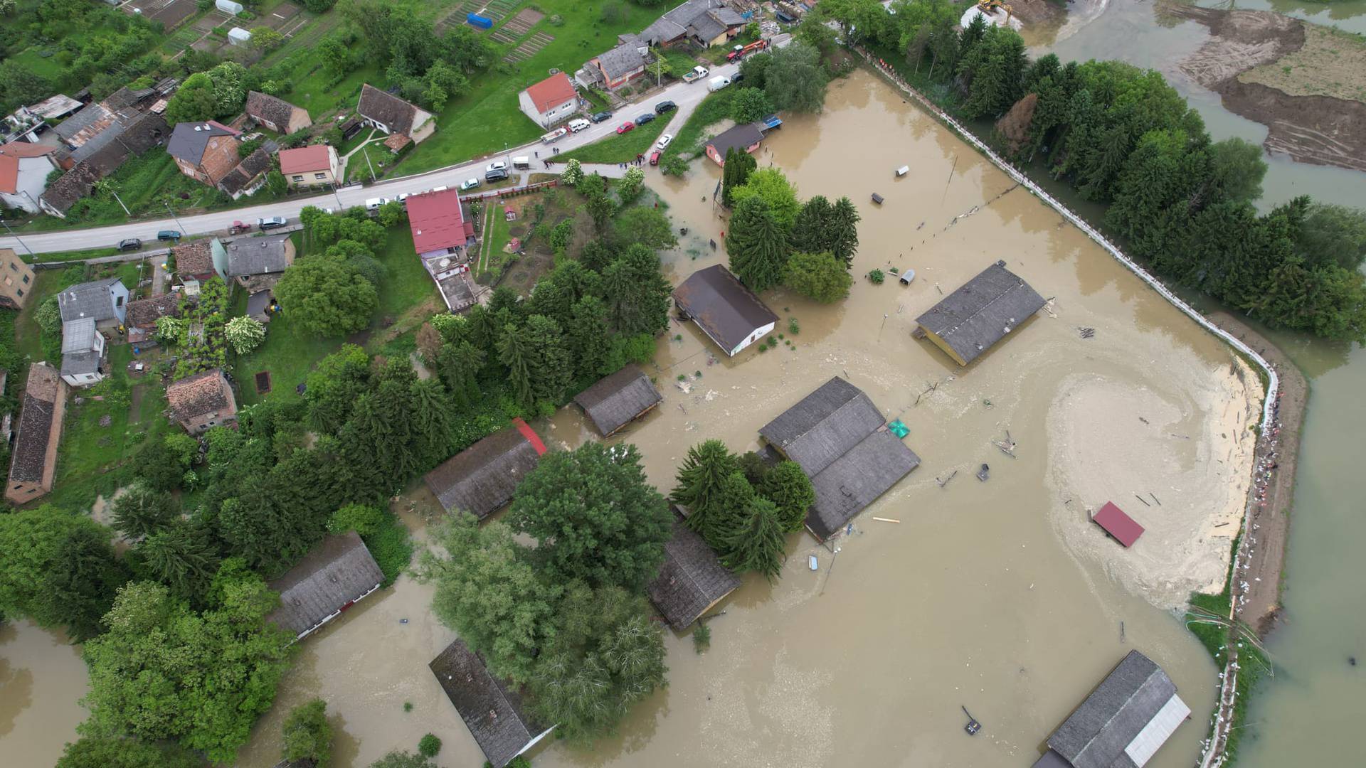 U Sisku puknuo privremeni nasip, u Gračacu se voda povukla. Za vikend kraj kiši?