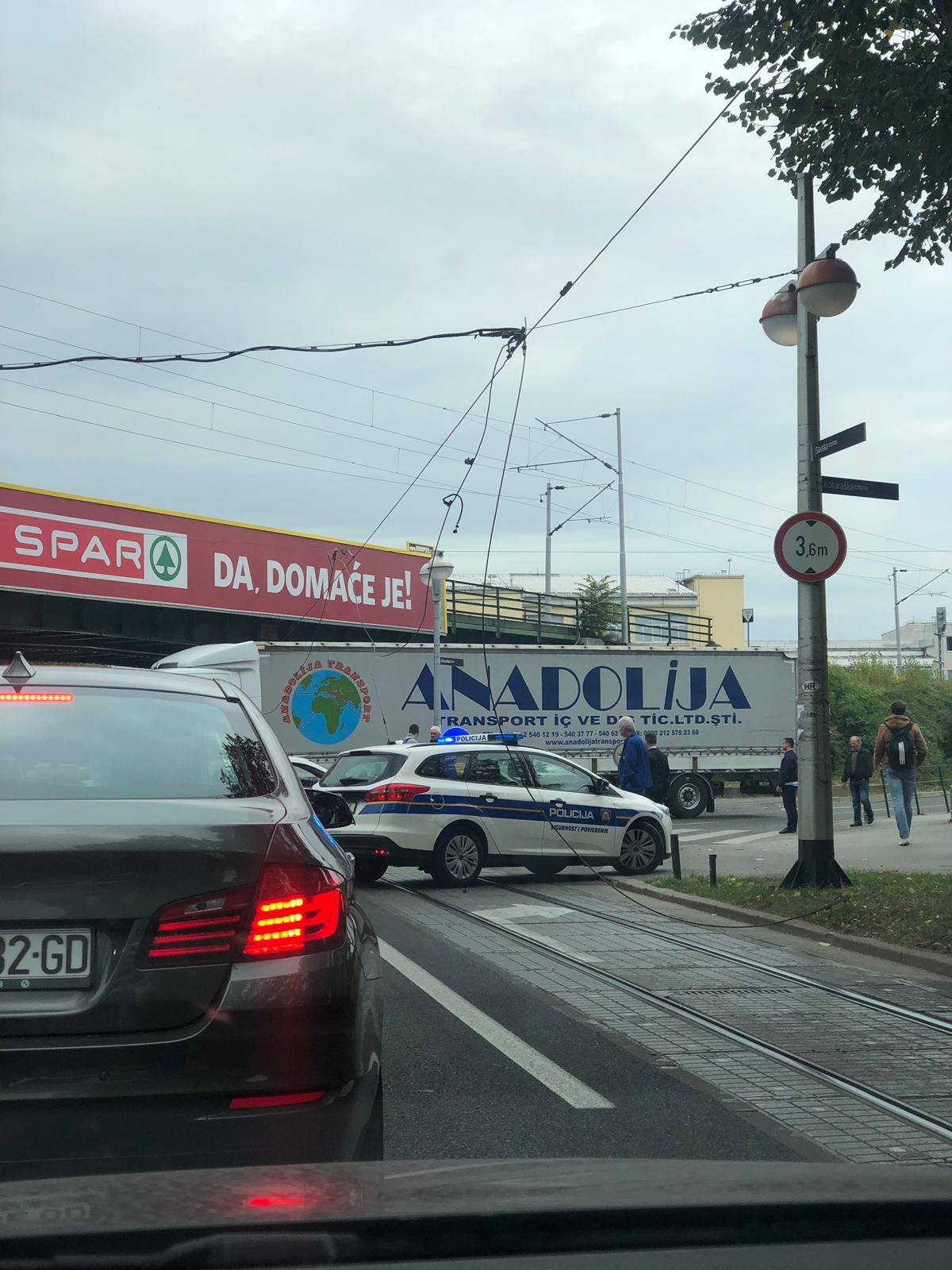 Šleper potrgao žice u Savskoj: Ulica je opet puštena u promet