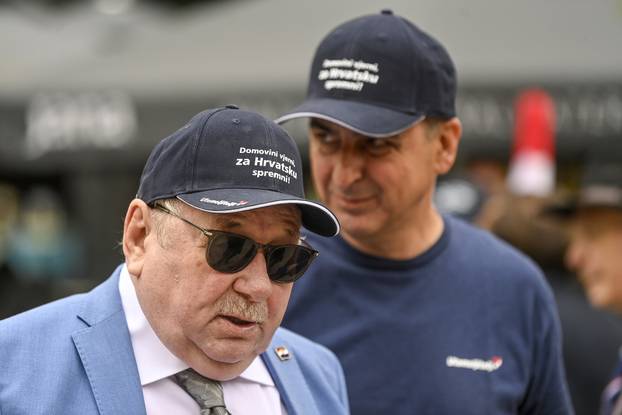 Zagreb: Zajednica utemeljitelja HDZ-a "Dr. Franjo Tuđman" daruje građanima hrvatske zastave