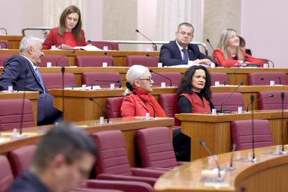 Zagreb: Dan crvenih haljina u Saboru