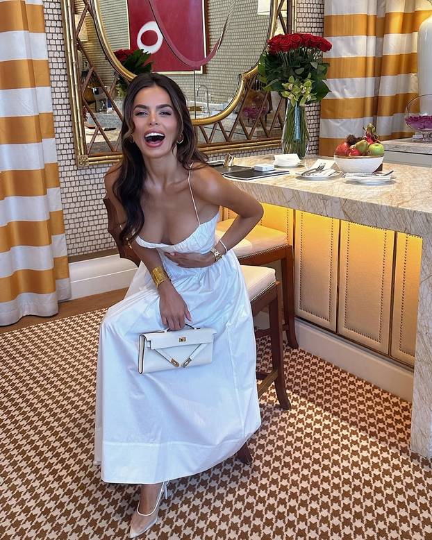 FOTO Nezgoda s dekolteom: Kraljica bikinija Brooks Nader na crvenom tepihu otkrila sve