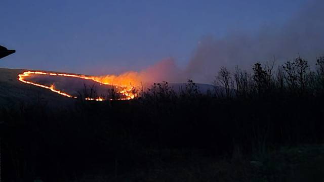 Na sinjskom području buknuo požar: Nema opasnosti za kuće