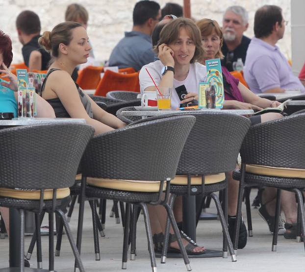 ARHIVA 2010. Zadar: Luka Modri? sa suprugom Vanjom i prijateljima na pi?u na Kalelargi