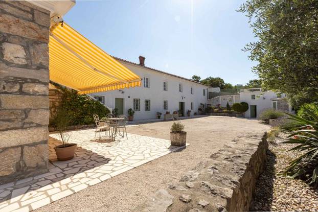 FOTO Ovaj predivan kameni dvorac s bazenom se prodaje za manje od 2 milijuna eura!