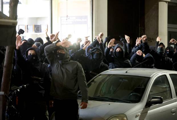 Zagreb: Maskirani muškarci otpjevali svoje ispred Srpskog kulturnog centra i razišli se nakon dolaska interventnih policajaca