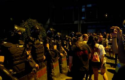 Kordon policije brani povratak studenata na fakultet u N. Sadu