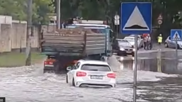 Dramatične snimke: Voda ušla u autobus, auto zapeo u lokvi...