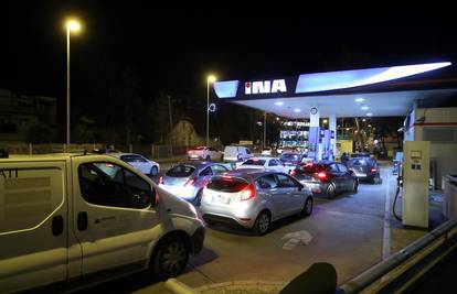 Vozači pohitali natočiti gorivo prije poskupljenja: Stvorile se gužve na benzinskim postajama