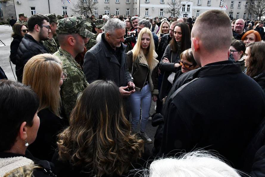 Na svečanoj prisegi ročnika u Požegi pozornost je privukla Diva Perković, kći pjevača Marka Perkovića Thompsona