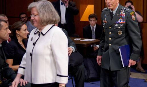 Supruga tri koraka ispred, a ljubavnica ga zadivljeno gleda