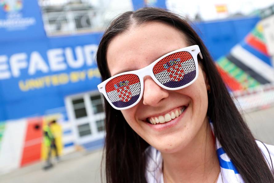 Berlin: Pored Fan zone blizu Brandenburških vrata počeli su se okupljati hrvatski navijači