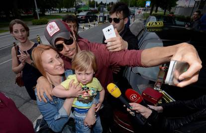 Enrique Iglesias stigao i odmah 'okinuo' par selfija s fanovima