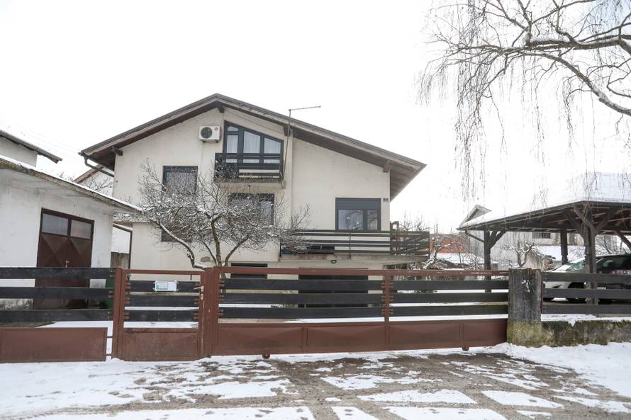 Žinić od 1995. živi u državnoj kući. Mjesečni najam je plaćao 100 kuna. Ne plaća ga od 2008.