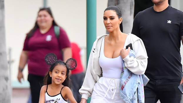 ** PREMIUM EXCLUSIVE RATES APPLY ** Kim Kardashian and her daughter North West have a fun day at Disneyland with friends