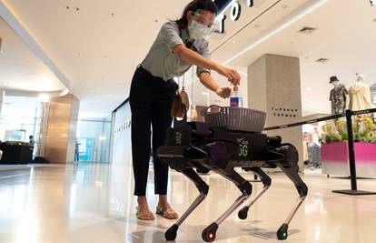 Na Tajlandu robot-pas dijeli ljudima dezinficijense za ruke