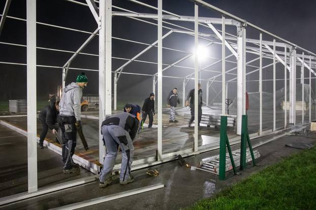 Podizanje velikog montažnog šatora u Glini za stanovnike bez domova