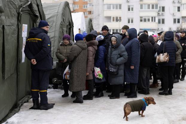 Residents cope with electricity and heating outages following Russian attacks on Ukraine’s infrastructure in Kyiv