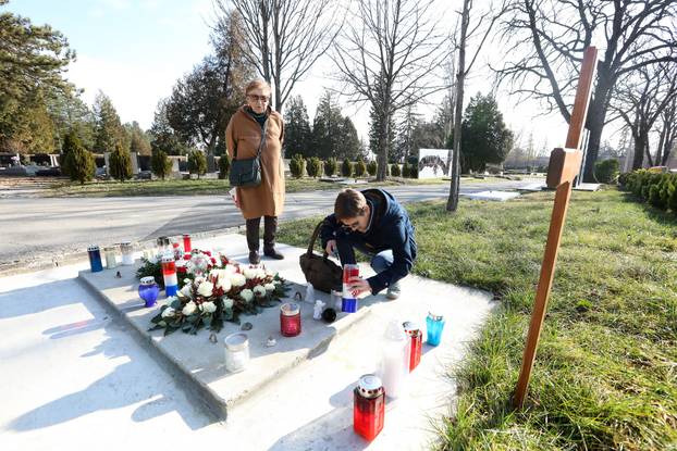 Zagreb: Sestra pokojnog Ćire zapalila je svijeću na njegovom grobu