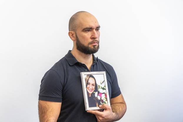 Vukovar: Brat ubijene Jasne Veselinović s njenom slikom pratio izricanje presude - ubio ju partner i osuđen je na 35 godina zatvora