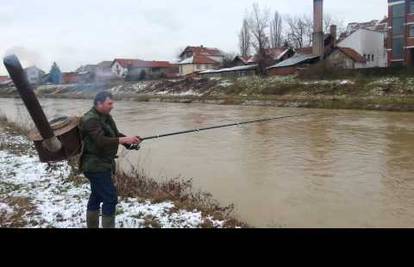 Srbin protiv zime: Naložio peć, stavio je na leđa, pa lovio ribu