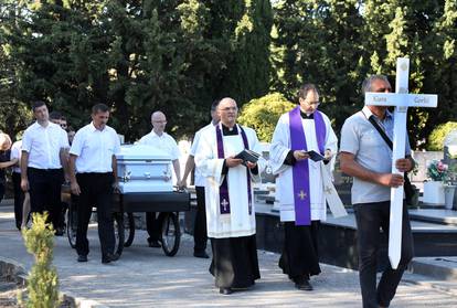 Šibenčani na posljednji počinak ispratili malenu Kiaru Goršić