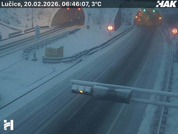 FOTO Snijeg pada u Gorskom kotaru, Lici i na sjeveru. Nema pravca do Rijeke za šlepere