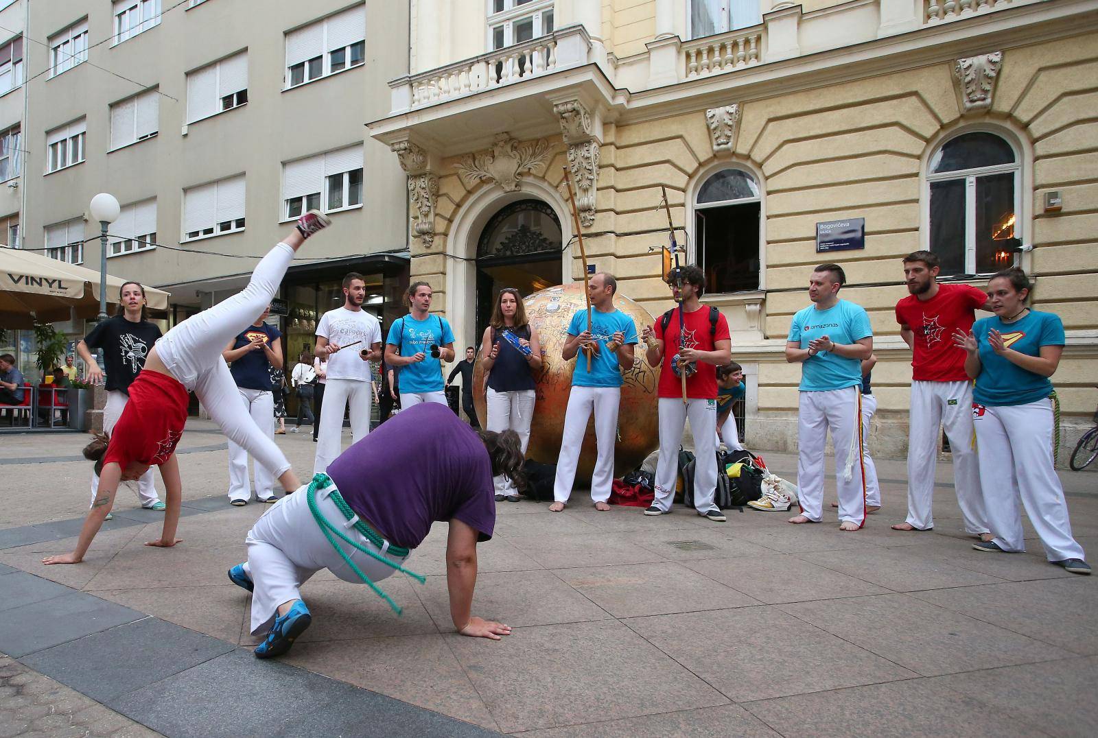 Nauljeni polugoli turski hrvači i jahači konja koji kradu kozji leš