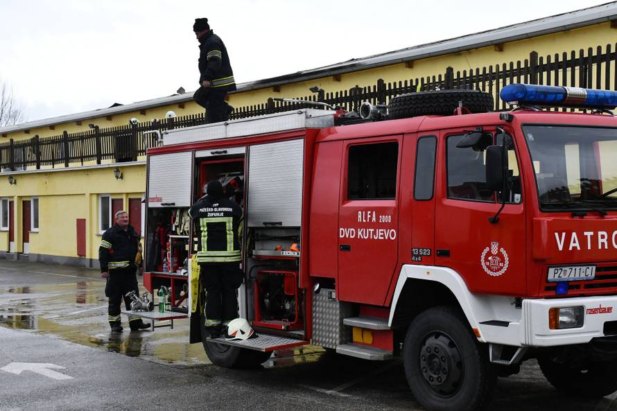 FOTO Gorjelo krovište sale za vjenčanje u Kutjevu, požar gasilo 26 vatrogasaca...