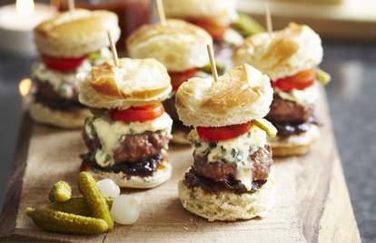 Miniburgere s plavim sirom je lako napraviti, a vrlo su ukusni