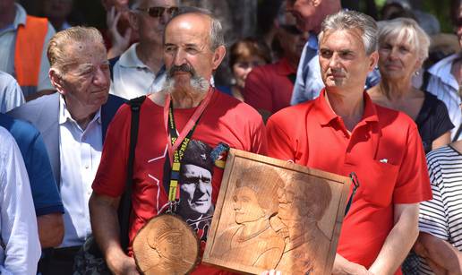 Mesić oštro u Srbu: Ustaški režim imao je samo bajunete...