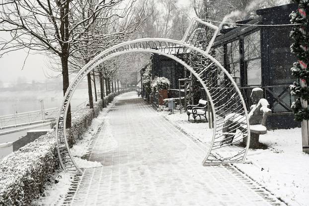 Snijeg zabijelio ulice u Sisku