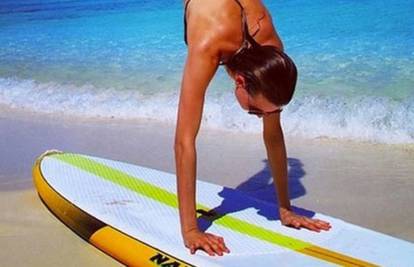 Slavne dame koje obožavaju vježbati jogu u mini bikinijima