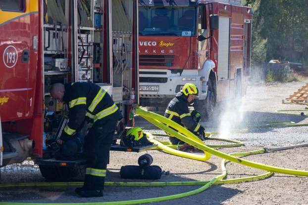 Pula: Veliki požar u Šijanu, došlo je do požara skladišta, širi se gusti dim