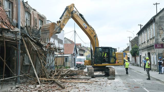 Sisak: Počelo rušenje kuće u Frankopanskoj ulici