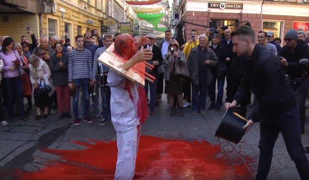 Okovanog Zijaha Sokolovića su zalili vodom i crvenom bojom