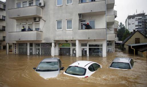 On i dalje spašava druge, a u poplavi izgubio ženu i sina (2) 