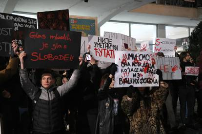 FOTO Dramatične scene u Srbiji: Studenti prosvjedovali ispred zgrade RTS-a. 'Vučiću, stop!'